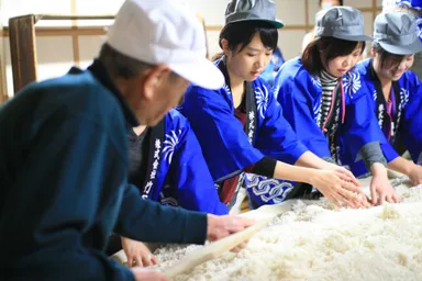 酒造り体験風景 麹室