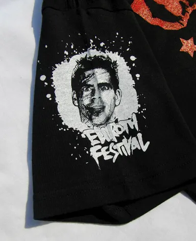 袖口にはイーライ・ロス自身をあしらう