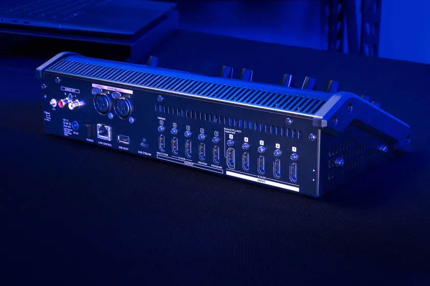 小型ながら4K/60p対応、各5系統のHDMI入出力端子を装備