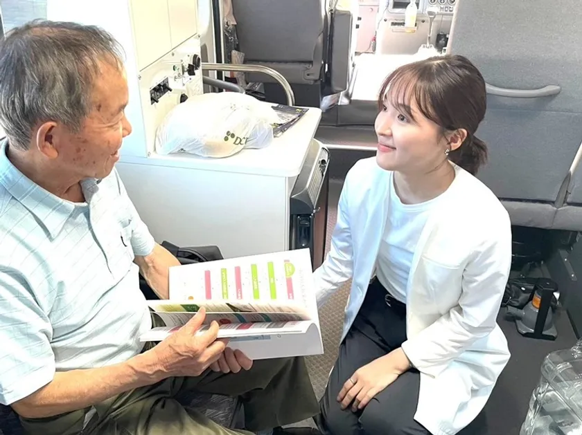 移動診療マイクロバス車内でご相談