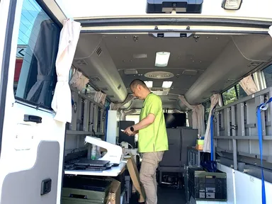 移動診療マイクロバスの車内-3