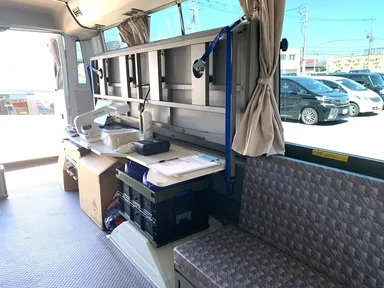 移動診療マイクロバスの車内-1