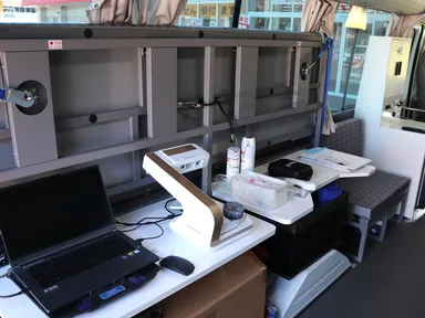 移動診療マイクロバスの車内-2