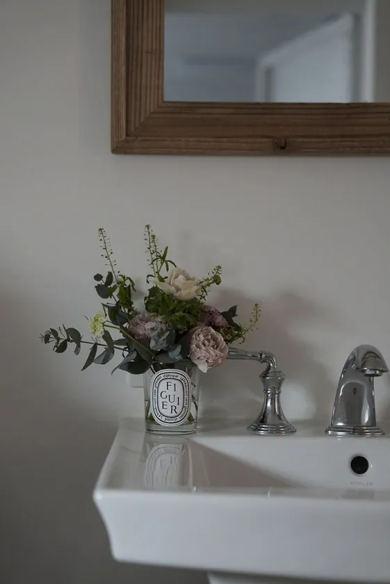 水場に小さなお花を飾る