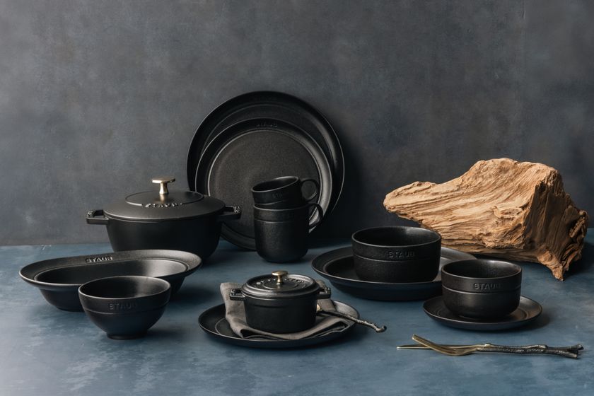 フランス発 クックウェアブランド ストウブから
セラミック ダイニングライン新色「マットブラック」4月22日発売