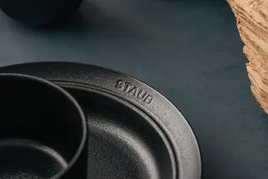 さりげなく浮かび上がる「STAUB」のロゴ