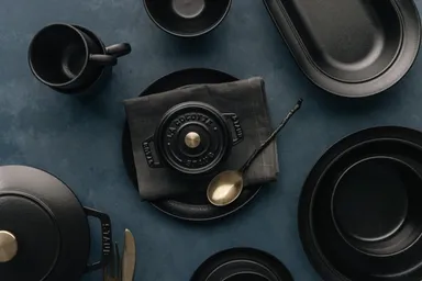 ダイニングライン「マットブラック」×鋳物ほうろう鍋の定番カラー「ブラック」