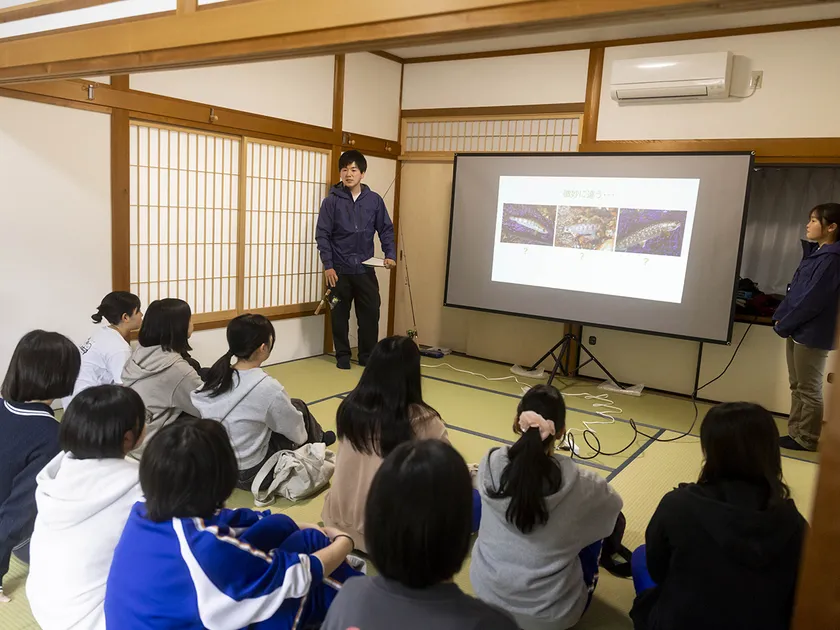 講師の講演に耳を傾ける生徒の様子