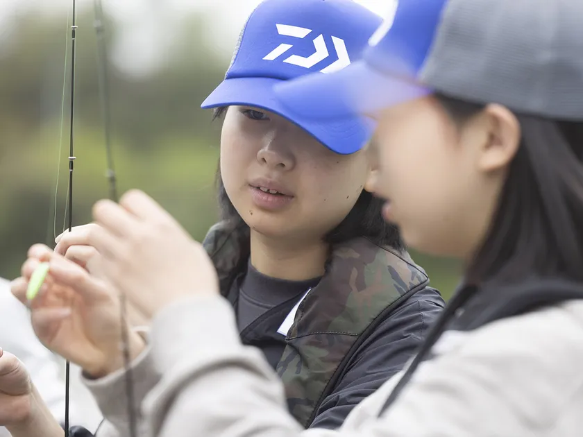 糸通しに苦戦しながらも真剣に取り組む様子