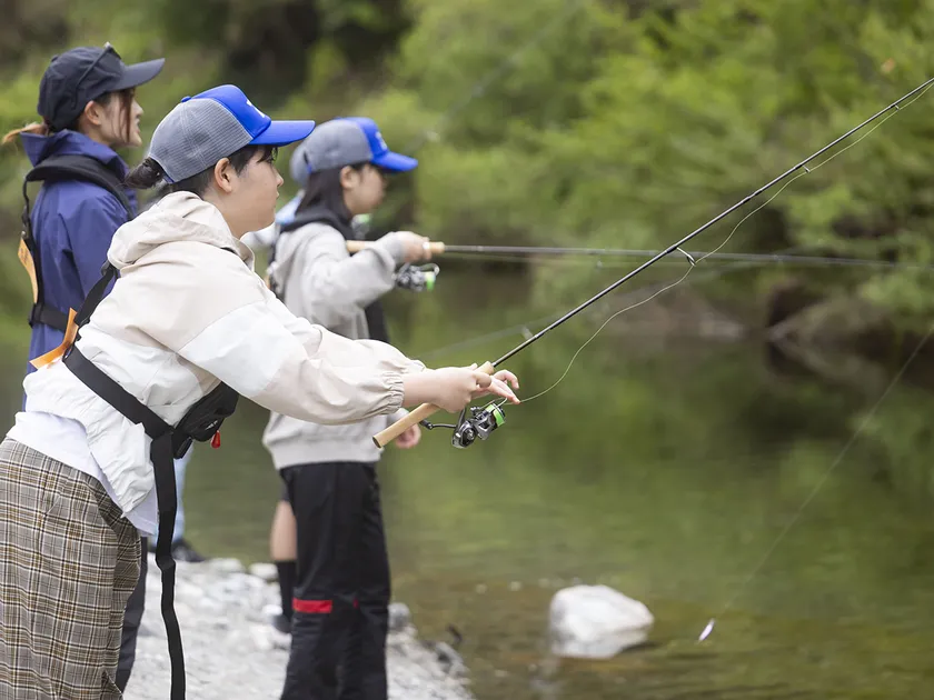 初めての釣りに挑戦する生徒の様子