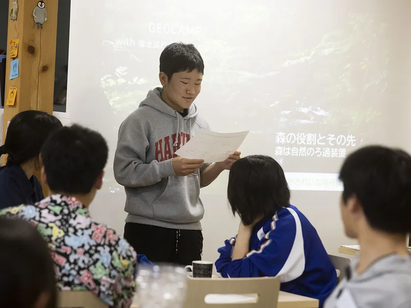 課題の成果を発表する生徒たち