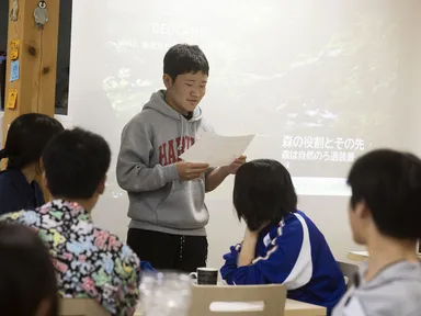 課題の成果を発表する生徒たち