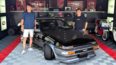 谷口信輝(左)氏とラナエンタテインメント株式会社 代表取締役社長 西村元希(右)。谷口氏の愛車AE85を前に。