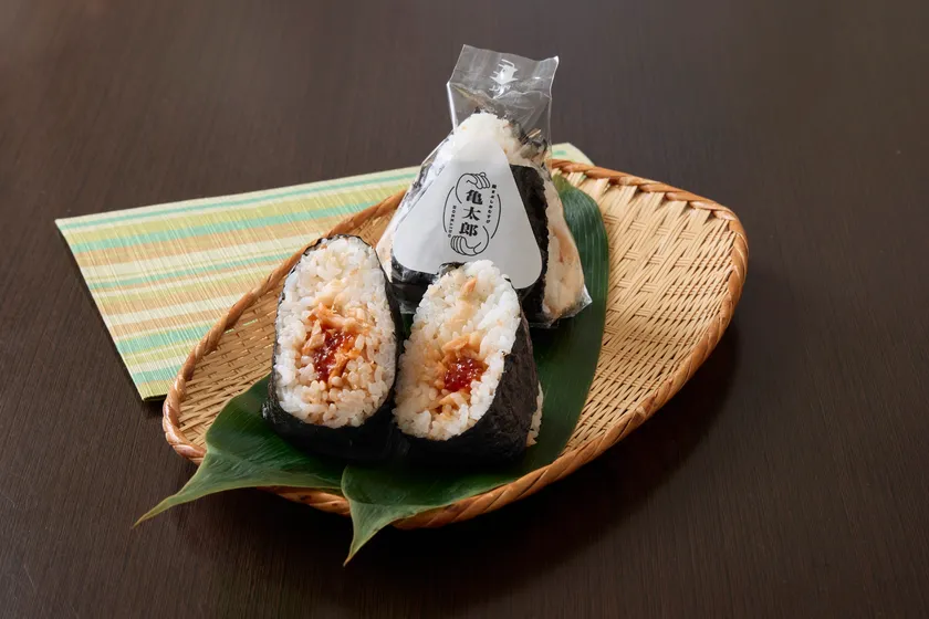 【鮭まぶしおむすび 亀太郎】 「桜ますとます子」