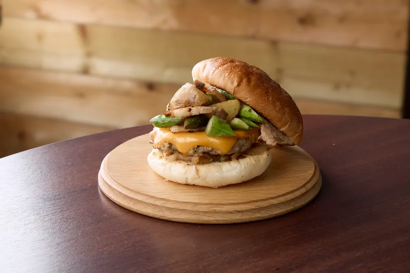 【富良野ぷちぷちバーガー】 「富良野産アスパラガスと越冬じゃがいもと自家製ベーコンの和牛チーズバーガー」