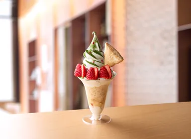 【かふぇあま屋 NISEKO】「春のニセコMt.yotei パフェ《いちご＆アップルクランブル》」