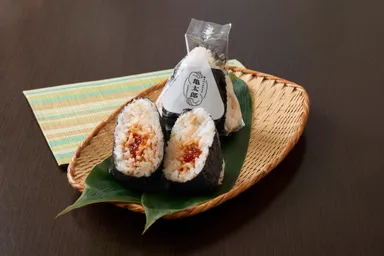 【鮭まぶしおむすび 亀太郎】 「桜ますとます子」