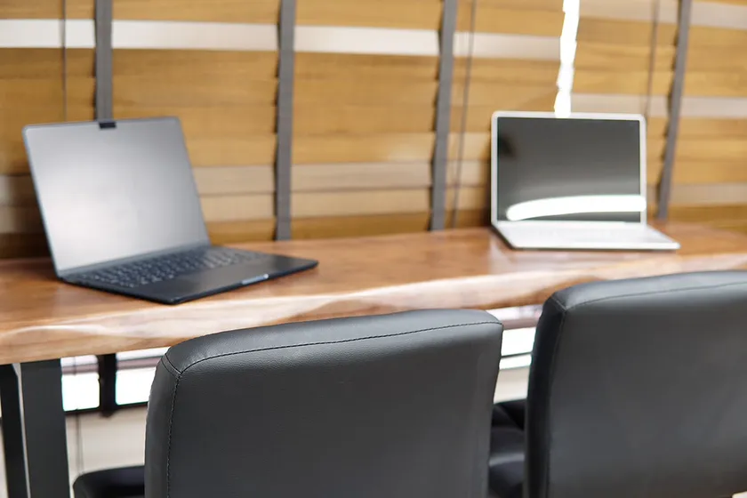 デスク作業に煮詰まった際の作業場所としても、昼食や小休憩の場としても利用できる多目的スペースです。