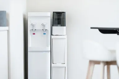 お湯・常温・冷水が使えるウォーターサーバーを設置し、コーヒーや紅茶も自由に飲めます。