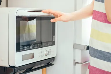 お弁当やおかずの温めはもちろん、トーストや簡単な調理にも使えるオーブンレンジを完備しています。