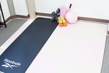 業務による疲労軽減を目的に、軽い運動や気分転換ができるトレーニングスペースを設けています。