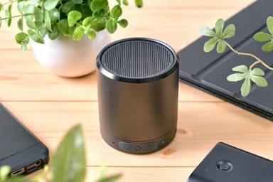 静かすぎると周りの音が気になってしまうため、業務中も音楽を流すことで集中して業務に取り組むことができます。