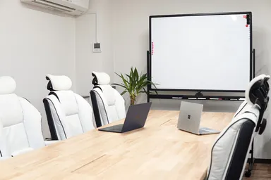 カフェのような大テーブルで作業ができ、一般就労を想定した環境の中で実践的なスキル習得が可能です。