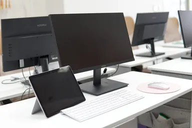 PCやモニターなど、ITの現場で実際に使用される設備を完備し、実務を想定したWEB学習環境を整えています。