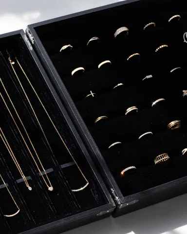 500点以上のジュエリーを試着