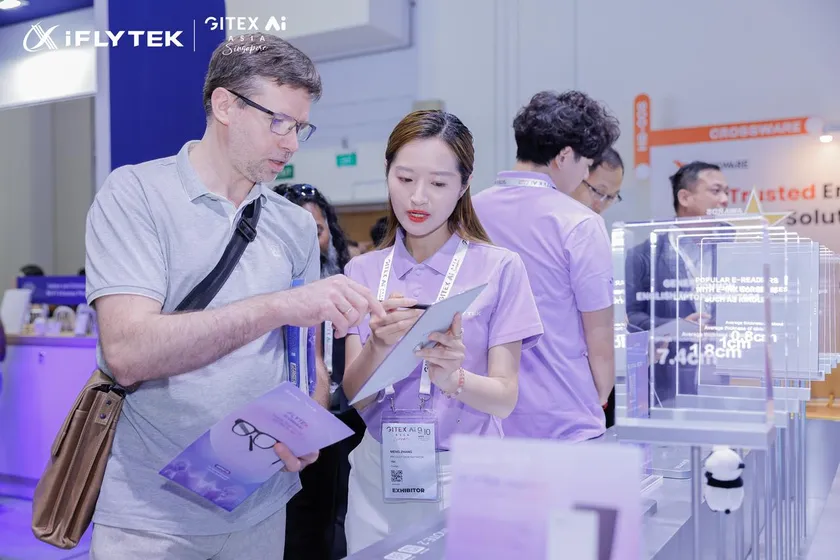 GITEX ASIA 2026にてAINOTE 2を体験する来場者