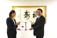 授与式の写真（１）左より、福寿会 理事長　秋吉 美由紀様、BSIジャパン Business Development Manager　一蝶 茂人