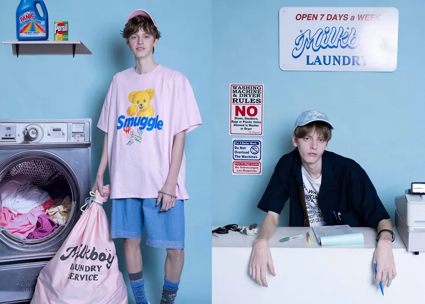 左) Tシャツ 9,680円、ショートパンツ 18,700円、キャップ 9,900円、ソックス 5,280円 / 右) シャツ 15,400円、Tシャツ 7,700円、キャップ 9,900円 (全て税込)