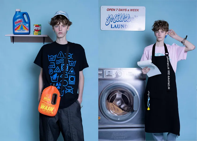 左) Tシャツ 8,250円、キャップ 9,900円、バッグ 22,550円 / 右) Tシャツ7,700円、エプロン 11,000円、チャーム 19,800円 (全て税込)