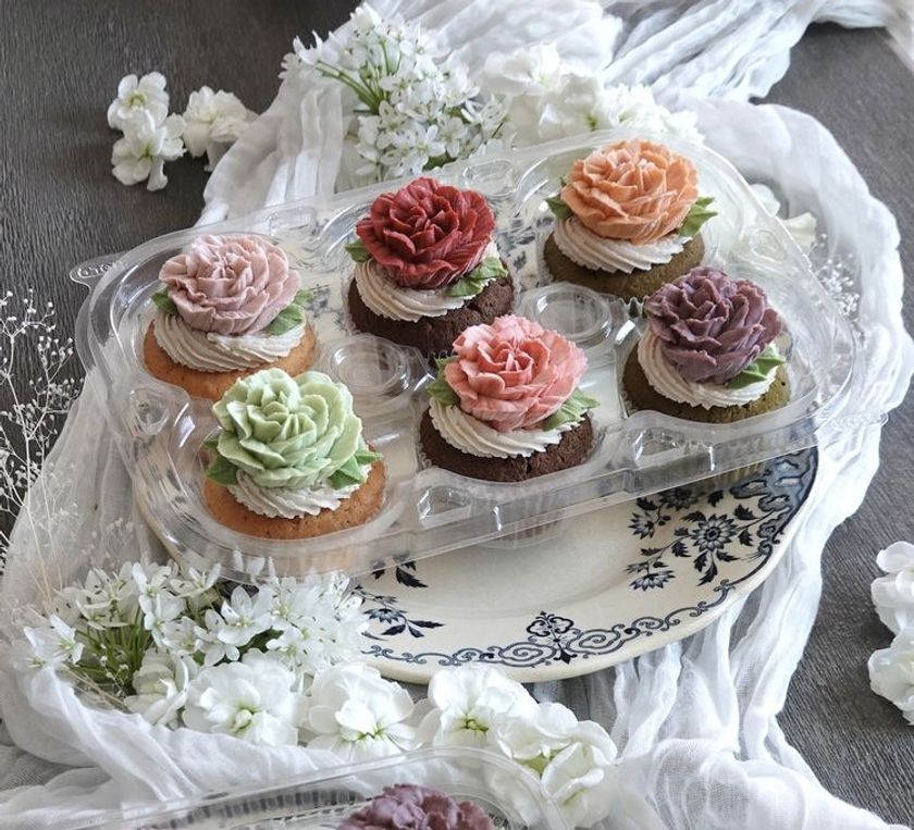 母の日限定！
思いを咲かせる「カーネーションカップケーキBOX」など
3種類のスイーツを予約販売中！