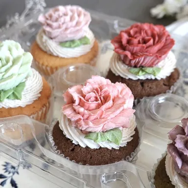 カップケーキは一輪ずつ手絞り