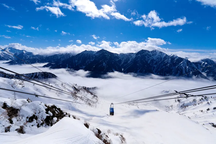 残雪と立山ロープウェイ(4月下旬)