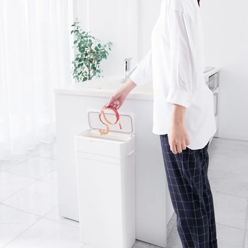 立ったまま捨てやすい高さ設計(25L)