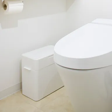 トイレ横でも場所を取らないサイズ感(9.5L)