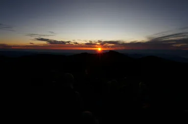剣ヶ峰から見るご来光の瞬間。ビーウェーブ和田が撮影。