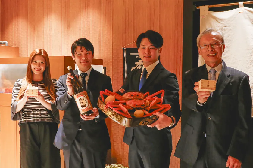 先日開催された記者会見の様子。右から2番目が当社 取締役副社長 上垣匡智。右端が香住水産加工業協同組合 組合長 田中一行様、左から2番目が香住鶴株式会社 代表取締役社長 福本和広様、左端が香美観光大使で元NMB48メンバーの石田優美様