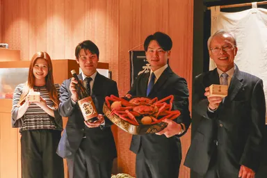 先日開催された記者会見の様子。右から2番目が当社 取締役副社長 上垣匡智。右端が香住水産加工業協同組合 組合長 田中一行様、左から2番目が香住鶴株式会社 代表取締役社長　福本和広様、左端が香美観光大使で元NMB48メンバーの石田優美様