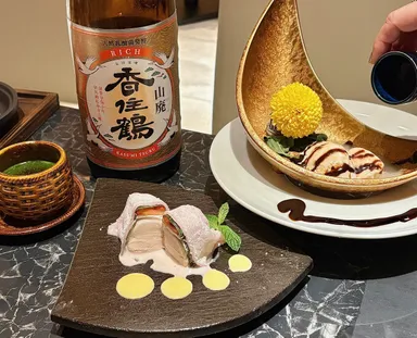 デザートにもご当地素材をふんだんに。写真右奥は「香住鶴で織りなす 和のアフォガード」480円、手前は「桜餅風 春の城崎ジェラート」480円。ともに季節限定。蟹の甲羅をミルクで煮だして作った自家製アイスクリームも。