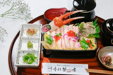 「香住ガニのお重 上」5,000円。ぜいたくな2段仕立て。