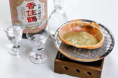 地元の日本酒「香住鶴」とカニ料理のペアリング（3酒セットで880円）も堪能できる。