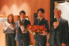 先日開催された記者会見の様子。右から2番目が当社 取締役副社長 上垣匡智。右端が香住水産加工業協同組合 組合長 田中一行様、左から2番目が香住鶴株式会社 代表取締役社長　福本和広様、左端が香美観光大使で元NMB48メンバーの石田優美様