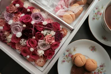 FLOWERBOXとお菓子の詰め合わせ