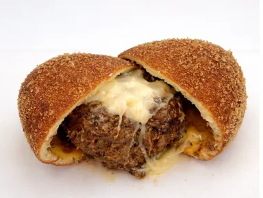 まるごとハンバーグのチーズカレーパン