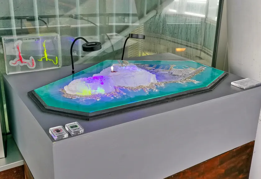 工学部工学科内田孝幸教授と学生らのグループ作品『Inside ENOSHIMAII』(1)(シーキャンドル展望室内)