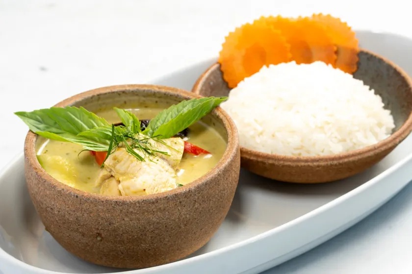 「CHOMPOO」人気メニューのグリーンカレーなどに アーモンドミルクを使用