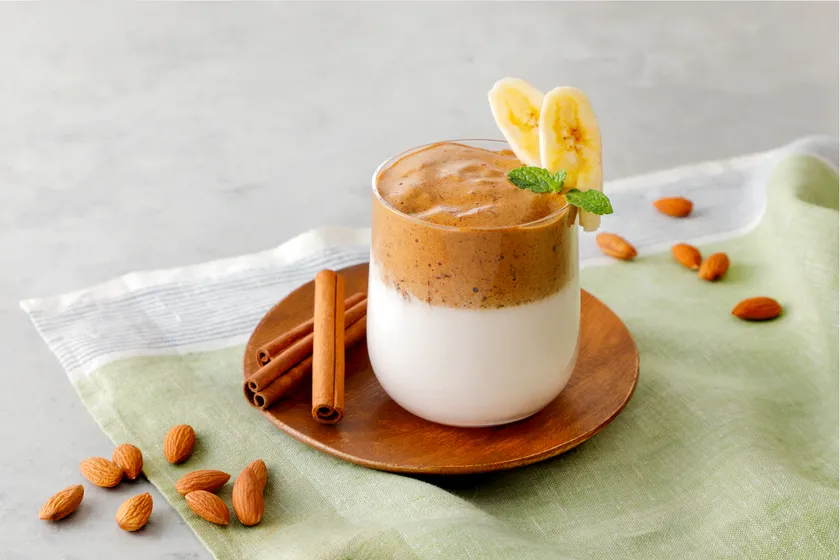 バナナとシナモンのアーモンドミルクラテ